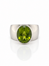 Load image into Gallery viewer, Sterling Silver Peridot Ring. HIM146