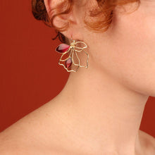 Load image into Gallery viewer, Taratata Hibiscus Earrings. 09763-205