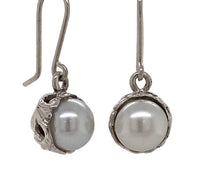 Load image into Gallery viewer, Sterling Silver and Pearl Chunky Move earrings J397