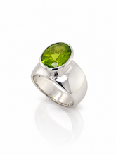 Load image into Gallery viewer, Sterling Silver Peridot Ring. HIM146
