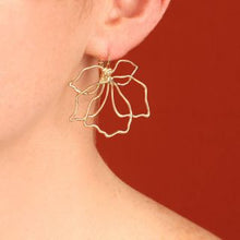 Load image into Gallery viewer, Taratata Hibiscus Earrings. 09761-20D
