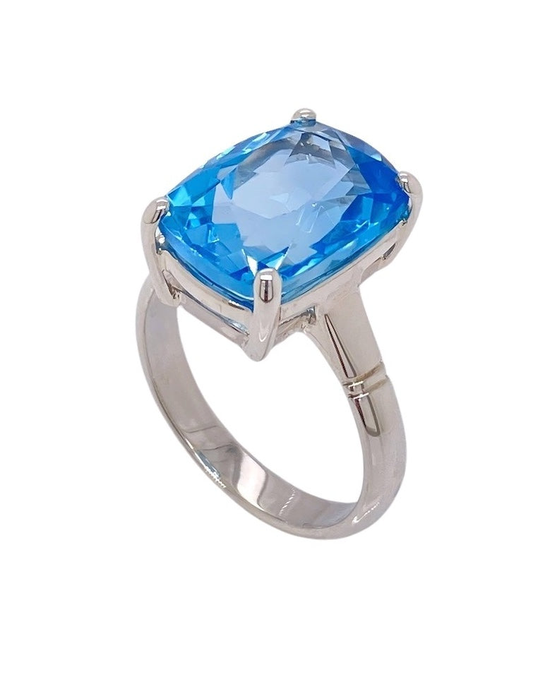 Sterling Silver Blue Topaz Ring. GA-408