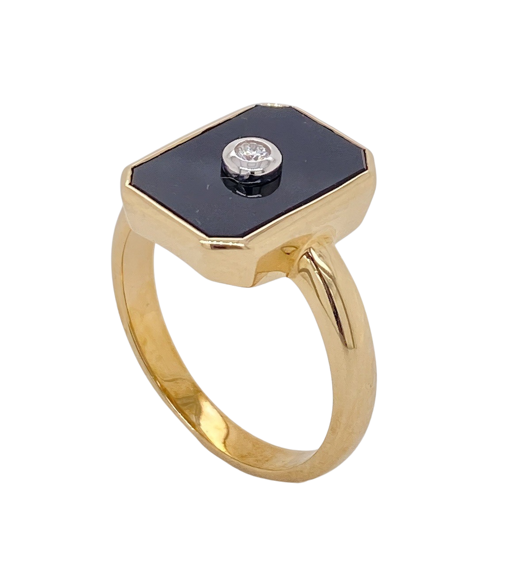 9Ct Yellow Gold Onyx and Diamond Ring. CH25