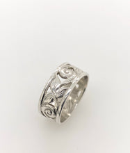 Load image into Gallery viewer, Sterling Silver Cut Out Floral Ring J75
