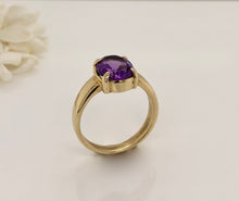 Load image into Gallery viewer, 9Ct Gold ‘Empress’ Gemstone Ring. J42
